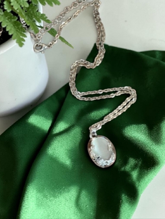 Jewelry - Powerful Cat's Eye Pendant On 18" Silver-tone Necklace